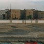Le mur de Berlin et le no man's land, vus de l'Ouest